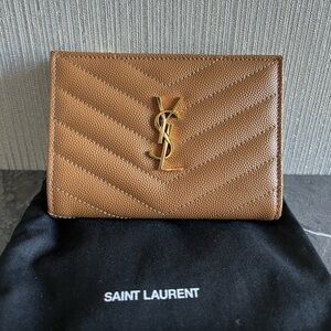 SAINT LAURENT CASSANDRE MATELASSÉ FRAGMENTS BI-FOLD WALLET